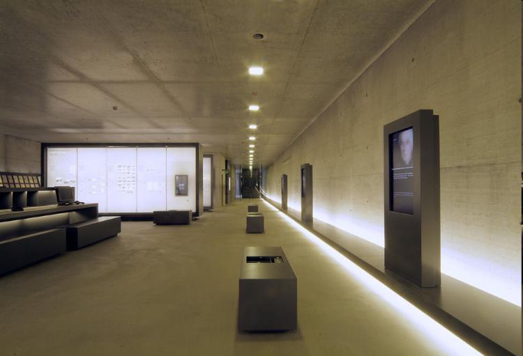 天津美術(shù)館展覽廳（四層展覽廳的展柜、展臺(tái)）